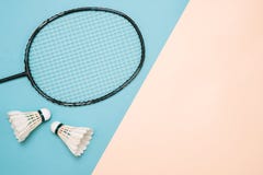 Shuttlecock and racket for playing badminton on a pástel color royalty free stock photography Shuttlecock and racket for playing badminton on a pástel color royalty free stock photography