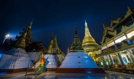 Shwedagon złota pagoda przy nocą, Yangon, Myanmar obraz stock Shwedagon złota pagoda przy nocą, Yangon, Myanmar obraz stock