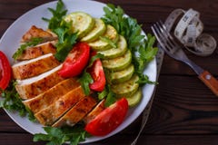 Sia a dieta il concetto, lo stile di vita sano, alimento ipocalorico Chicke al forno fotografia stock Sia a dieta il concetto, lo stile di vita sano, alimento ipocalorico Chicke al forno fotografia stock