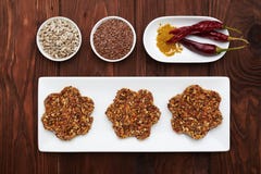 Sia a dieta la selezione del superfood della disintossicazione in ciotole bianche della porcellana Fotografie Stock Libere da Diritti Sia a dieta la selezione del superfood della disintossicazione in ciotole bianche della porcellana Fotografie Stock Libere da Diritti
