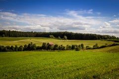 Siana pola krajobrazu niebieskie niebo Quebec Canada obrazy stock Siana pola krajobrazu niebieskie niebo Quebec Canada obrazy stock
