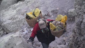 Siarka pracownik, góry Kawah Ijen wulkan zbiory wideo Siarka pracownik, góry Kawah Ijen wulkan zbiory wideo