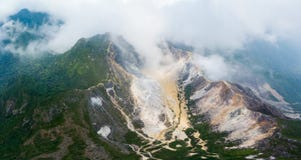Εναέριο ηφαίστειο Sibayak άποψης, ενεργό caldera που βράζει στον ατμό, προορισμός ταξιδιού σε Berastagi, Sumatra, Ινδονησία στοκ εικόνα Εναέριο ηφαίστειο Sibayak άποψης, ενεργό caldera που βράζει στον ατμό, προορισμός ταξιδιού σε Berastagi, Sumatra, Ινδονησία στοκ εικόνα