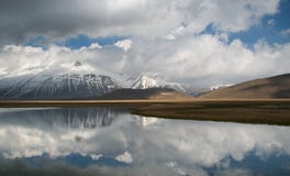 Sibillini berg reflekterade i vattnet i Umbria arkivfoto Sibillini berg reflekterade i vattnet i Umbria arkivfoto