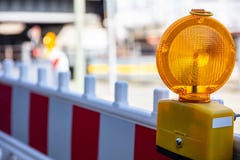Sicurezza di costruzione Barriera della via con la lampada su una strada, fondo del segnale d'allarme del sito della sfuocatura immagine stock libera da diritti Sicurezza di costruzione Barriera della via con la lampada su una strada, fondo del segnale d'allarme del sito della sfuocatura immagine stock libera da diritti