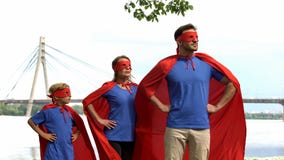 Sicurezza di sorveglianza della famiglia coraggiosa del supereroe della città, gruppo potente che va alla vittoria fotografia stock Sicurezza di sorveglianza della famiglia coraggiosa del supereroe della città, gruppo potente che va alla vittoria fotografia stock