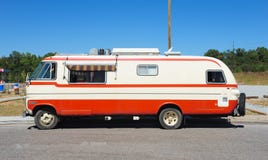 Sideview de la élite anaranjada y blanca Motorhome de Travco imagen de archivo Sideview de la élite anaranjada y blanca Motorhome de Travco imagen de archivo