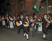 SIDMOUTH, ДЕВОН, АНГЛИЯ - 10-ОЕ АВГУСТА 2012: Группа в составе совершители валийца принимает участие в шествие заключения nightti стоковое фото rf SIDMOUTH, ДЕВОН, АНГЛИЯ - 10-ОЕ АВГУСТА 2012: Группа в составе совершители валийца принимает участие в шествие заключения nightti стоковое фото rf