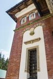 Sidofönster av Biserica Mare The Great Church på den Sinaia kloster arkivfoton Sidofönster av Biserica Mare The Great Church på den Sinaia kloster arkivfoton