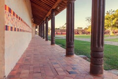 Sidokorridor med gallerier, kyrkligt helgon Francis Xavier, jesuitbeskickningar i regionen av Chiquitos, Bolivia Royaltyfri Fotografi Sidokorridor med gallerier, kyrkligt helgon Francis Xavier, jesuitbeskickningar i regionen av Chiquitos, Bolivia Royaltyfri Fotografi