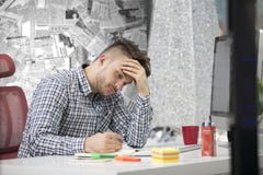 Sidoprofil som skjutas av frustrerad ung brunettentreprenör och att skrika på hans bärbar dator i regeringsställning och kramper arkivfoton Sidoprofil som skjutas av frustrerad ung brunettentreprenör och att skrika på hans bärbar dator i regeringsställning och kramper arkivfoton