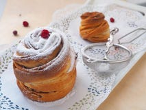 Sidosikten av två moderna efterrätter dekorerade med sockerpulver Ny muffin eller cruffin arkivbilder Sidosikten av två moderna efterrätter dekorerade med sockerpulver Ny muffin eller cruffin arkivbilder