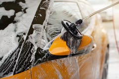 Sidospegeln av en bil gjorde ren i självservicecarwash arkivbilder Sidospegeln av en bil gjorde ren i självservicecarwash arkivbilder