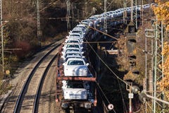 Siegen, северная Рейн-Вестфалия/Германия - 14 11 18: поезд автомобиля около sieg стоковая фотография Siegen, северная Рейн-Вестфалия/Германия - 14 11 18: поезд автомобиля около sieg стоковая фотография