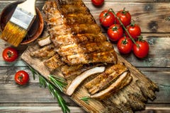 Siekający ziobro piec na grillu z kumberlandem zdjęcia royalty free Siekający ziobro piec na grillu z kumberlandem zdjęcia royalty free