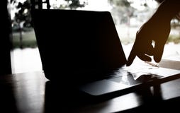siekać zapłata system anonimowym hackerem na komputerowym laptopie zdjęcie stock siekać zapłata system anonimowym hackerem na komputerowym laptopie zdjęcie stock
