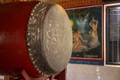 SIem oogst, Kambodja - 15 April 2018: Binnenland van de Lolei het boeddhistische tempel met muurmuurschilderingen en trommel stock afbeeldingen SIem oogst, Kambodja - 15 April 2018: Binnenland van de Lolei het boeddhistische tempel met muurmuurschilderingen en trommel stock afbeeldingen