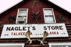 SIERPIEŃ 10 2018 - TALKEETNA, AK: Nagely ` s sklep, ikonowy ogólny sklep i sklep spożywczy, jesteśmy popularni z turystami i miej fotografia stock SIERPIEŃ 10 2018 - TALKEETNA, AK: Nagely ` s sklep, ikonowy ogólny sklep i sklep spożywczy, jesteśmy popularni z turystami i miej fotografia stock