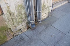 Sifflez pour évacuer l'eau le toit sur une vieille maison Creux de la jante de pluie vidant l'eau à partir d'un toit photos stock Sifflez pour évacuer l'eau le toit sur une vieille maison Creux de la jante de pluie vidant l'eau à partir d'un toit photos stock