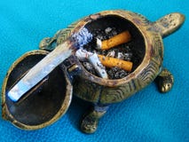 Sigaret versus schildpad macrobehang als achtergrond royalty-vrije stock fotografie Sigaret versus schildpad macrobehang als achtergrond royalty-vrije stock fotografie