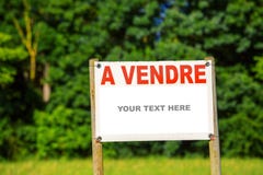Sign showing the text - for sale with country land royalty free stock image Sign showing the text - for sale with country land royalty free stock image