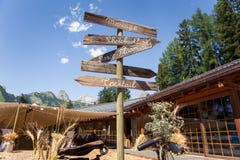 Signal de direction en bois extérieur de cabine de photo au mariage chic minable image stock Signal de direction en bois extérieur de cabine de photo au mariage chic minable image stock