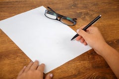 Signant un contrat ou un document, écrivant un essai photo libre de droits Signant un contrat ou un document, écrivant un essai photo libre de droits