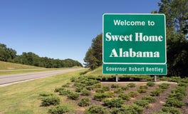 Signe bienvenu entrant de l'Alabama de route à la maison douce de route Photos stock Signe bienvenu entrant de l'Alabama de route à la maison douce de route Photos stock