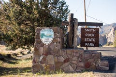 Signe bienvenu pour Smith Rock State Park, une partie de système de parc d'état d'Oregons photographie stock Signe bienvenu pour Smith Rock State Park, une partie de système de parc d'état d'Oregons photographie stock