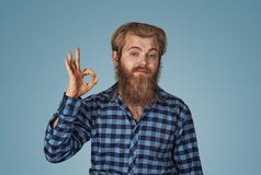 Signe CORRECT de regard drôle d'apparence de type avec crainte, incertitude sur son visage images stock Signe CORRECT de regard drôle d'apparence de type avec crainte, incertitude sur son visage images stock