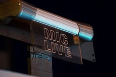 Signe-dans la MIC pour enregistrer la TV vivante et les émissions de radio dans les coulisses, la vie secrète, yeux et être tranq photos stock Signe-dans la MIC pour enregistrer la TV vivante et les émissions de radio dans les coulisses, la vie secrète, yeux et être tranq photos stock