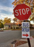 Signe de détour d'autobus avec une flèche rouge attachée à un signe d'arrêt image libre de droits Signe de détour d'autobus avec une flèche rouge attachée à un signe d'arrêt image libre de droits
