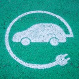 Signe de station de charge de voiture électrique, mobilité durable photographie stock Signe de station de charge de voiture électrique, mobilité durable photographie stock
