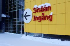Signe jaune de mur et d'entrée d'Ikea image stock Signe jaune de mur et d'entrée d'Ikea image stock