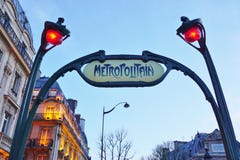 Signez à l'entrée d'une station de métro de Metropolitain de métro à Paris, France Images libres de droits Signez à l'entrée d'une station de métro de Metropolitain de métro à Paris, France Images libres de droits