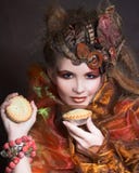Signora alla moda con il dolce immagine stock libera da diritti Signora alla moda con il dolce immagine stock libera da diritti
