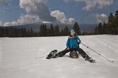 Signora attiva sull'inverno esterno Fotografie Stock Libere da Diritti Signora attiva sull'inverno esterno Fotografie Stock Libere da Diritti