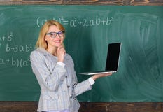 Signora elegante dell'insegnante con il fondo praticante il surfing della lavagna di Internet del computer portatile moderno fotografia stock Signora elegante dell'insegnante con il fondo praticante il surfing della lavagna di Internet del computer portatile moderno fotografia stock