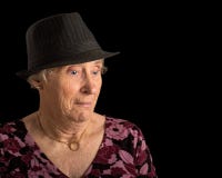 Signora senior con colpita considera il suo fronte che indossa una fedora fotografie stock Signora senior con colpita considera il suo fronte che indossa una fedora fotografie stock