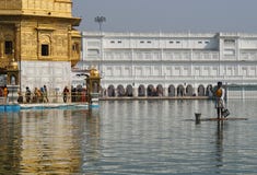 Sikh arbeider die huisvuil, Gouden Tempel verzamelt royalty-vrije stock foto's Sikh arbeider die huisvuil, Gouden Tempel verzamelt royalty-vrije stock foto's