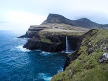 Siklawa i Gasadalur wioska, Faroe wyspy obrazy stock Siklawa i Gasadalur wioska, Faroe wyspy obrazy stock