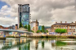 Sikt av Belfast med floden Lagan fotografering för bildbyråer Sikt av Belfast med floden Lagan fotografering för bildbyråer