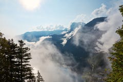 Sikt av bergen, skogen och den blåa himlen med moln på VIen arkivbild Sikt av bergen, skogen och den blåa himlen med moln på VIen arkivbild