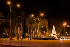 Sikt av Calle del Muelle Carrer del Moll med en julgran i den gamla staden av Palma, Majorca royaltyfri fotografi Sikt av Calle del Muelle Carrer del Moll med en julgran i den gamla staden av Palma, Majorca royaltyfri fotografi