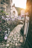 Sikt av den europeiska gamla stadgatan royaltyfri bild Sikt av den europeiska gamla stadgatan royaltyfri bild