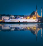 Sikt av den offentliga färjan och det gamla området av Istanbul arkivfoton Sikt av den offentliga färjan och det gamla området av Istanbul arkivfoton