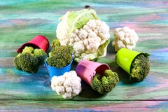Sikt av den organiska broccoli och blomkålen i kulöra hinkar Begrepp för jordbruksprodukter för säsongsbetonad skördskörd lokalt arkivbild Sikt av den organiska broccoli och blomkålen i kulöra hinkar Begrepp för jordbruksprodukter för säsongsbetonad skördskörd lokalt arkivbild