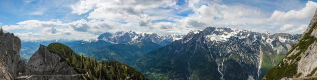 Sikt av den Salzach dalen och staden av Tennek nära Eisriesenwelten i den österrikiska fjällängar sydde panoraman arkivfoto Sikt av den Salzach dalen och staden av Tennek nära Eisriesenwelten i den österrikiska fjällängar sydde panoraman arkivfoto
