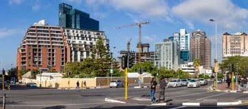 Sikt av det Cape Town affärsområdet med gatan i förgrund royaltyfria bilder Sikt av det Cape Town affärsområdet med gatan i förgrund royaltyfria bilder