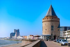 Sikt av en nordlig havssemesterort med historiska och moderna byggnader längs promenaden Sommar- eller semesterbegrepp Resor royaltyfri bild Sikt av en nordlig havssemesterort med historiska och moderna byggnader längs promenaden Sommar- eller semesterbegrepp Resor royaltyfri bild